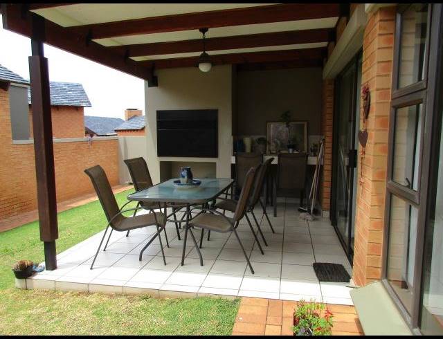 2 BEDROOM TOWNHOUSE FOR SALE IN RETIRE AT MIDSTREAM